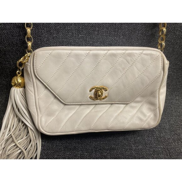 Chanel: RARE 1994 White Envelope Camera Vintage Chanel Quilted Lambskin Leather - Picture 4 of 16